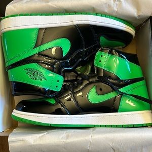 AIR JORDAN 1 HIGH RETRO OG "PATENT BLACK GREEN”